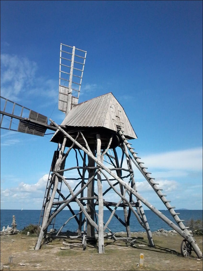 Ce moulin est spécial. Oui mais en quoi ?
Malheureusement, mon maigre niveau en anglais ne m'a pas permis de comprendre les explications, trop de mots inconnus. Je me limite donc à des suppositions. Nous sommes dans une zone d'extraction de pierres. Le moulin ne possède pas de meule pour moudre le grain, mais entraîne 4 pierres plates sur un cercle rocheux posé à terre. Serait ce une manière de poncer les pierres ? Ok, j'admets que mon idée est un peu farfelue. J'ai juste compris qu'auparavant le travail était effectué par des chevaux. Que celui qui connaît la réponse me la communique et ne me jette pas la 1ère pierre pour mon ignorance.