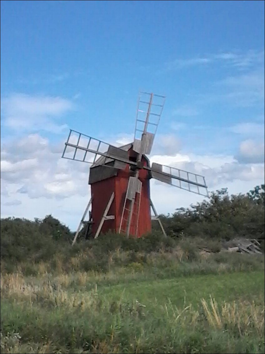 L'île est truffée de moulin. Eh oui, c'est venteux dans le coin et toujours de face pour moi.