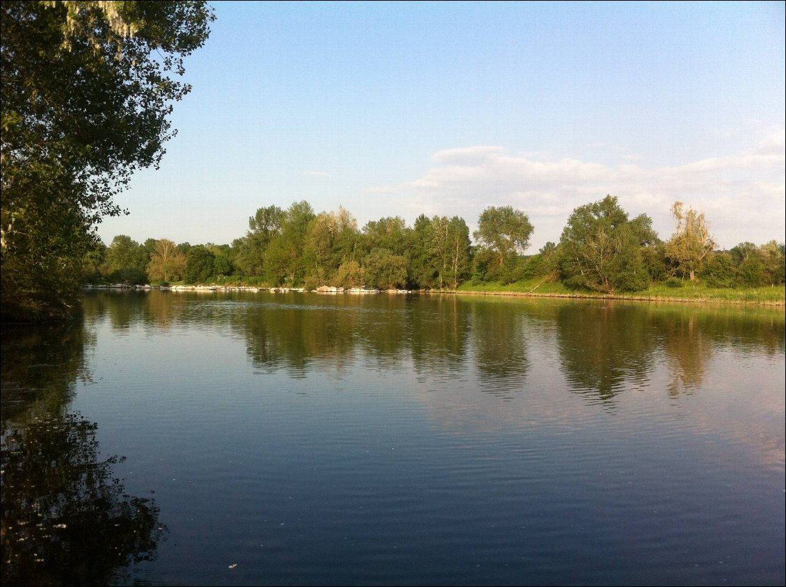 Couverture de La Loire initiatique...  avec le plus beau des compagnons: un canoë canadien en bois!