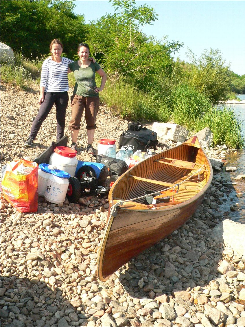 La super copine qui fait la navette!!!
Et le plus beau des Canoës, avec le chargement pour un mois d'aventures... Le poids? J'ia pas osé peser, pour pas me faire trop peur, mais sachant qu'il y a 25+6+9, soit 40 litres d'eau, la nourriture pour un mois dans deux sacs, un sac et un bidon de vêtements, un gros bidon avec des livres et un cahier, un peu d'électronique avec un chargeur solaire, du matos tente, sac, réchaud, etc, des pagaies de rechange, les 4 roues, il doit y avoir plus lourd de chargement que de pagayeuse!