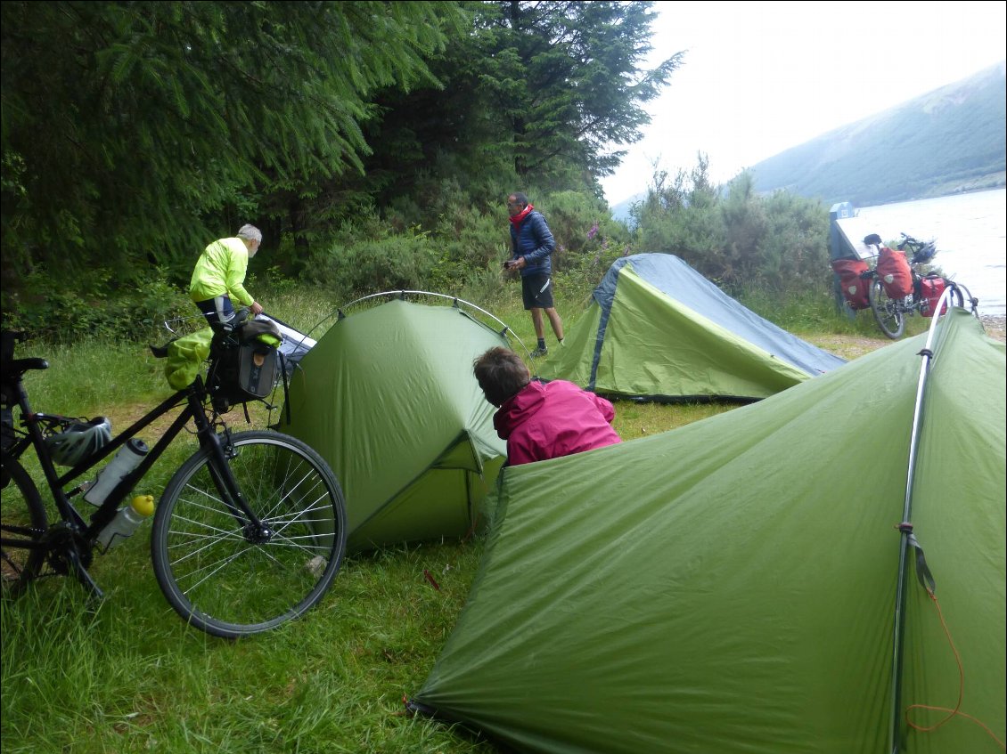 Camping sauvage au bord du Loch Lochy