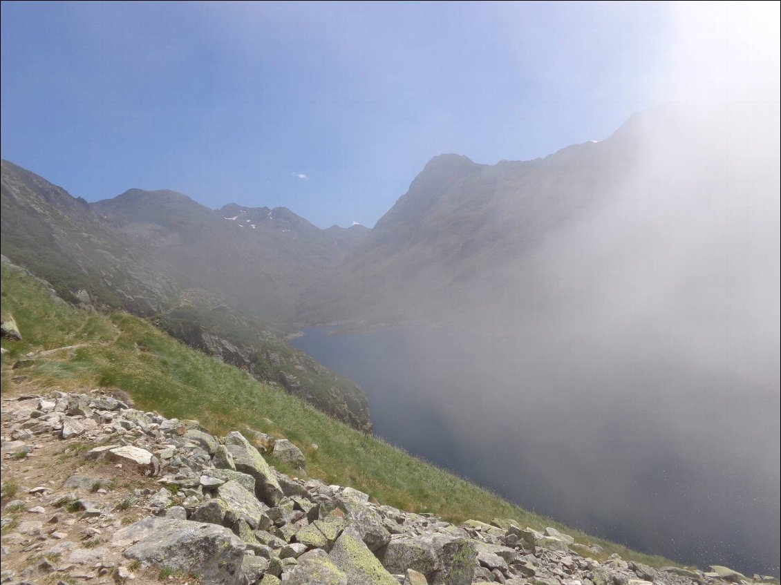 Un lac apparaît sous la brume...