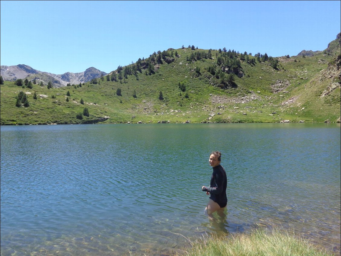 Une baignade en Andorre: 3 lacs et 1 centaine de promeneurs: c'est pas loin d'un parking