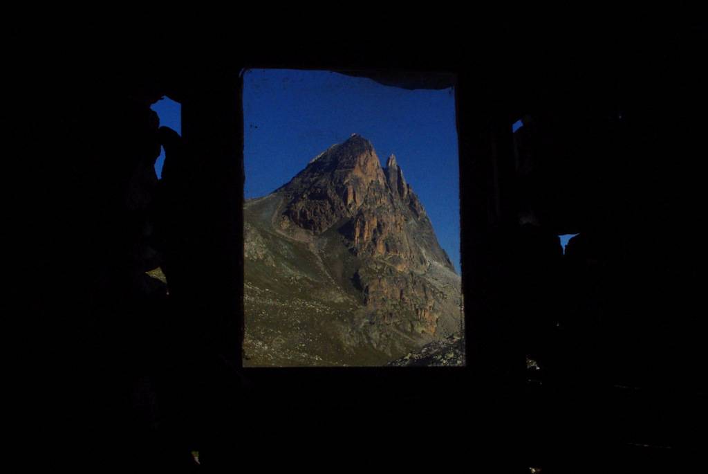 Fenêtre sur l'Aiguille Large depuis le Bivouac Marinet