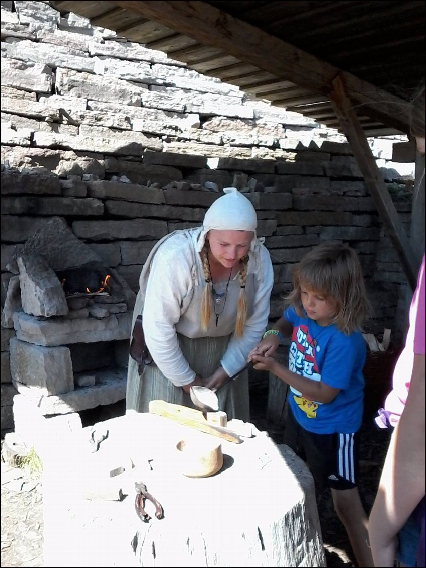 Des ateliers sont proposés aux petits et grands enfants. Ici, la fabrication d'un médaillon en métal.