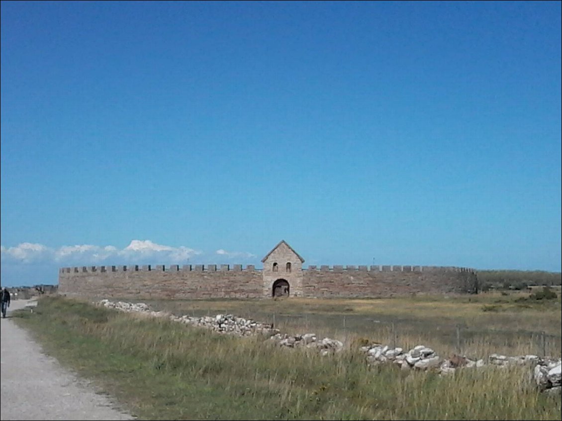 Vue d'ensemble. Au cours des siècles la forteresse a été agrandie. Il existe d'autres forteresses de ce type sur l'île, mais généralement il ne reste que le talus circulaire.