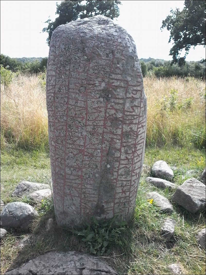 La pierre de Karlevi (vers l'an 1000). Le poème gravé en runes en "drottkvatt"
 (forme spéciale de vers) parle du roi de la mer Sibbe mort lors d'une bataille.