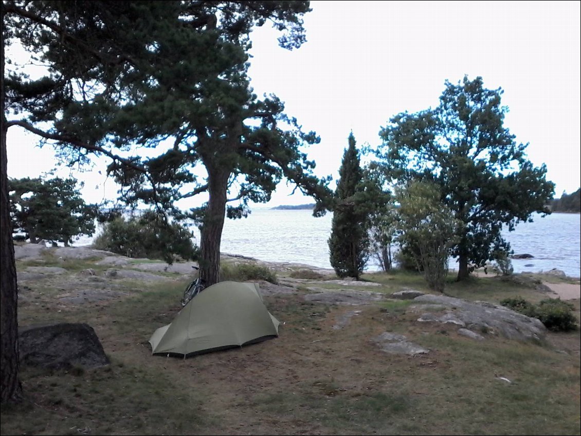 Bivouac vers Nattraby. L'eau reste à 20 °C même par sale temps. La baignade s'impose. Les suédois, eux ne se posent pas de questions. Qu'il pleuve, qu'il vente, à 7h00 du mat ou à 9h00 du soir, en été ils en profitent et vont se baigner. Certains viennent en peignoir sur leur vélo pour une petite trempette.