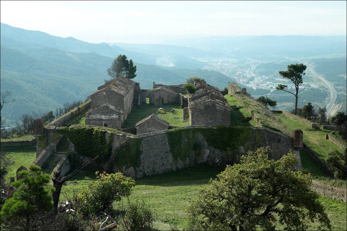 Bivouac au milieu du casernement du fort de Bellegarde, sur l'itinéraire de EV8 en passant la frontière France-Espagne. Pourquoi scoiter là? parce-qu'on a pu tirer de l'eau dans le vieux puis du fort, et parce que ça nous a vraiment plu! voir ici : http://www.next-way.fr/2015/11/derniers-jours-en-france.html