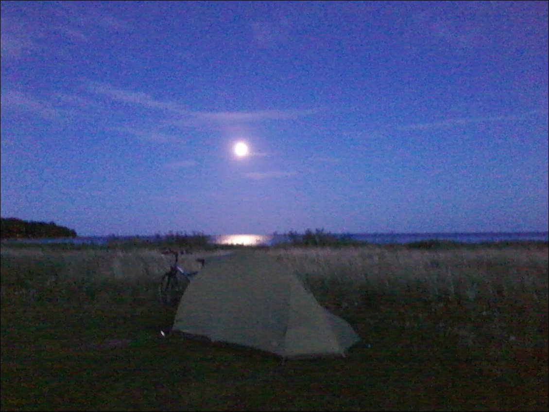 Je teste la fonction "photo de nuit" de ma tablette. Une famille allemande m'a rejointe pour la nuit près de la pointe de Landon. Ils avaient des problèmes de roues sur leur van aménagé.