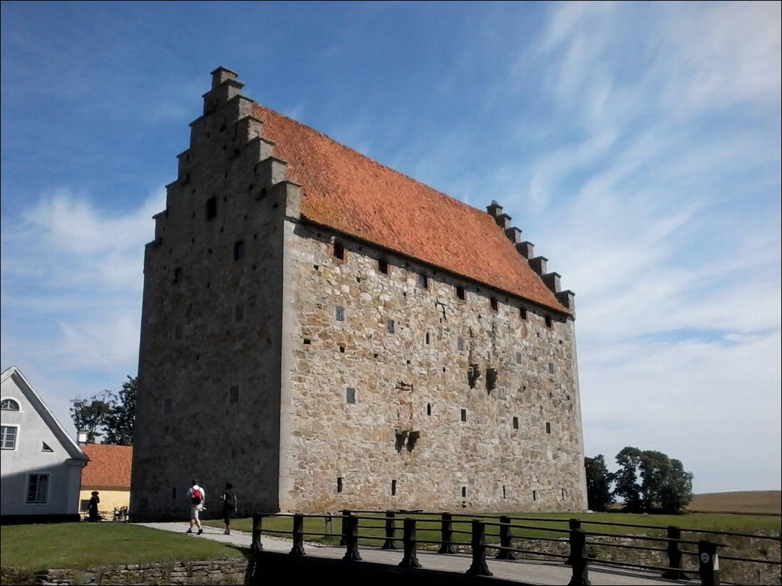 Le château de Glimmingehus de la fin du Moyen Age. C'est le chevalier danois Jens Holgersen qui le fit construire en 1499. Beaucoup plus tard, Nils Holgerson, lors de son long voyage à dos d'oie, libéra le château d'une invasion de rats (il servait alors de grenier à grains)