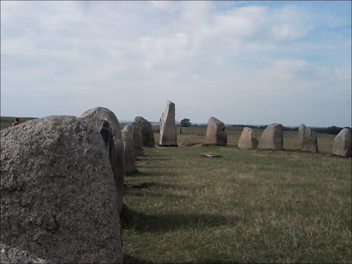 Koa c'est donc ? Ales Stenar à Kaseberga est un ensemble de 59 menhirs dressés en forme de vaisseau. On n'est pas très sûr pour sa datation et son utilisation. On pense qu'il a été bâti vers la fin de l'âge de bronze tardif (entre 1000 et 500 av JC) ou peut être plus tard à l'âge du fer. Tombe ? Site de culte ? Calendrier lunaire ou solaire ? Les hypothèses sont ouvertes. L'endroit est superbe et offre une magnifique vue sur la Baltique.