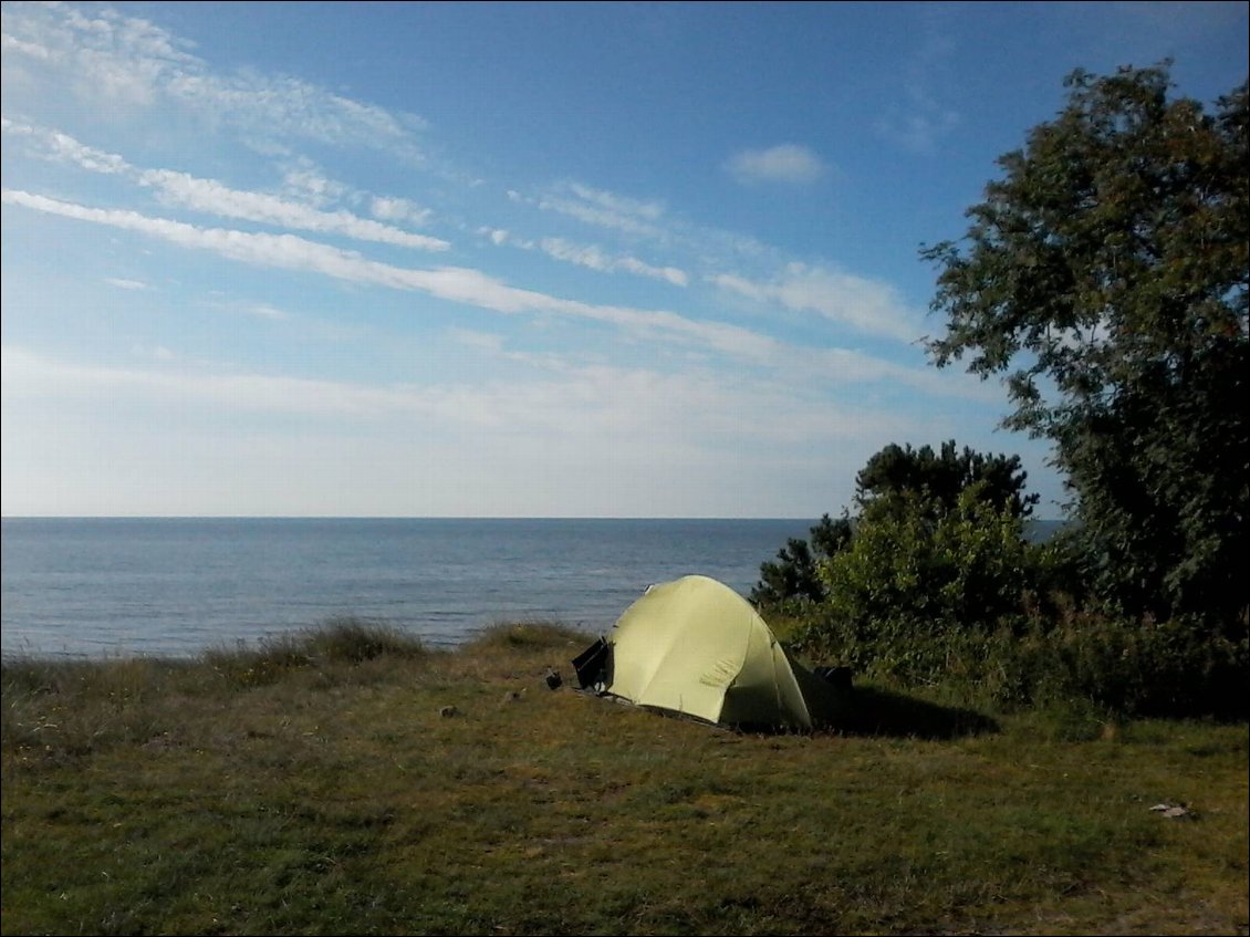 Ici, j'ai trouvé une douche de plage. Le bonheur d'une douche au petit matin avec le soleil, et une légère brise.