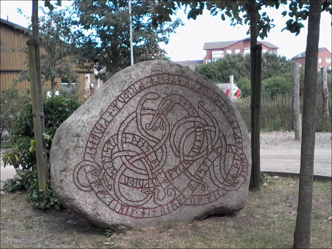 Copie d'une pierre viking. Ce style bien décoré est typique de la période du reigne d'Harald à la dent bleue.