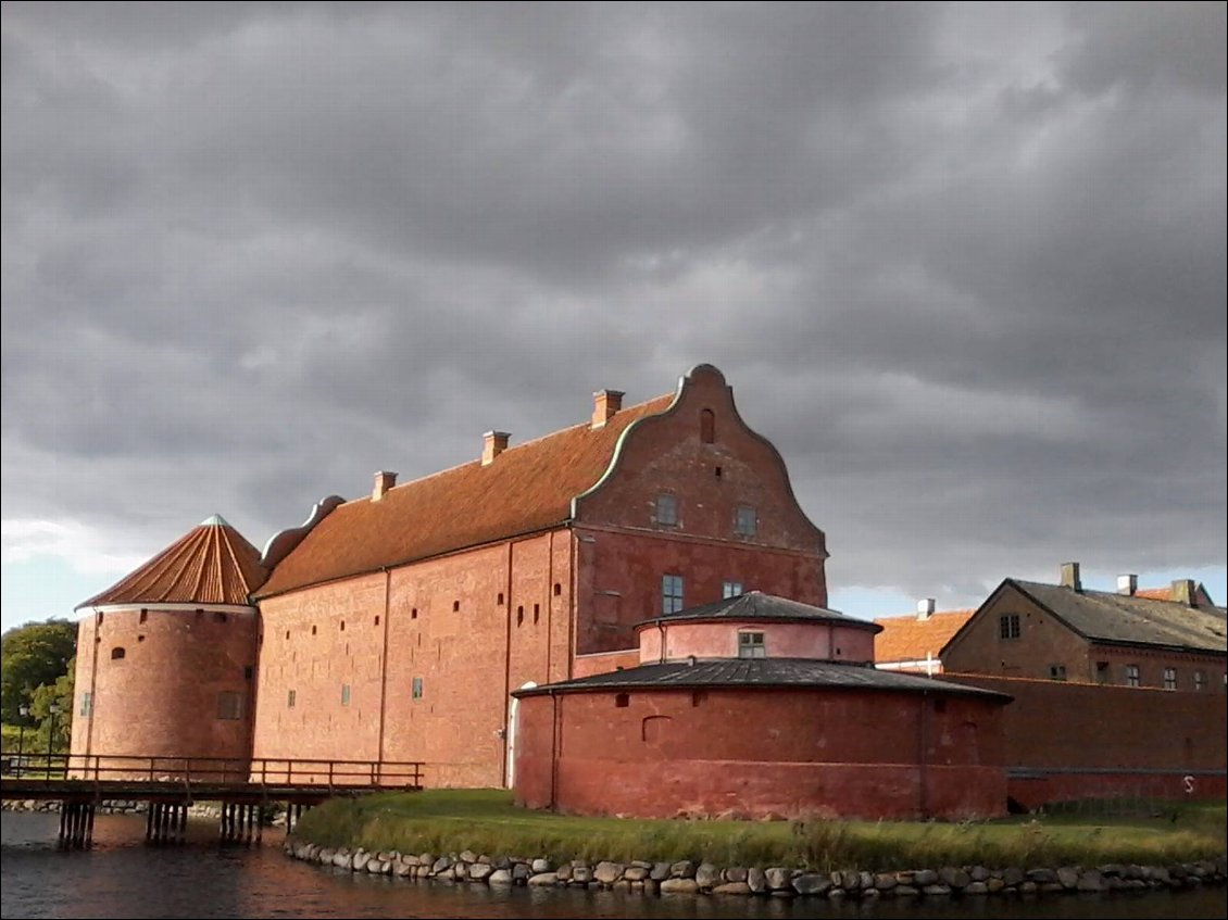 Magnifique citadelle de Landskrona, rose dans la lumière de fin d'après midi.
Elle a été construite par Christian III de Danemark entre 1549 et 1559.