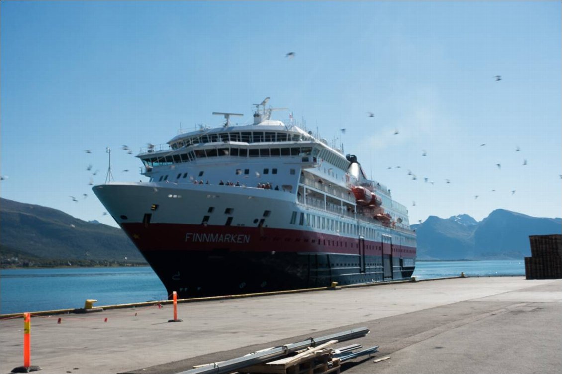 Le bateau du Hurtigruten. Nous le prendrons entre Sortland et Svolvaer, via le Trollsfjord.