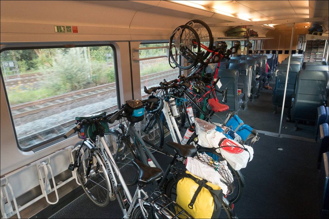 Dans les trains allemands, la moitié du wagon peut être chargé en vélo.