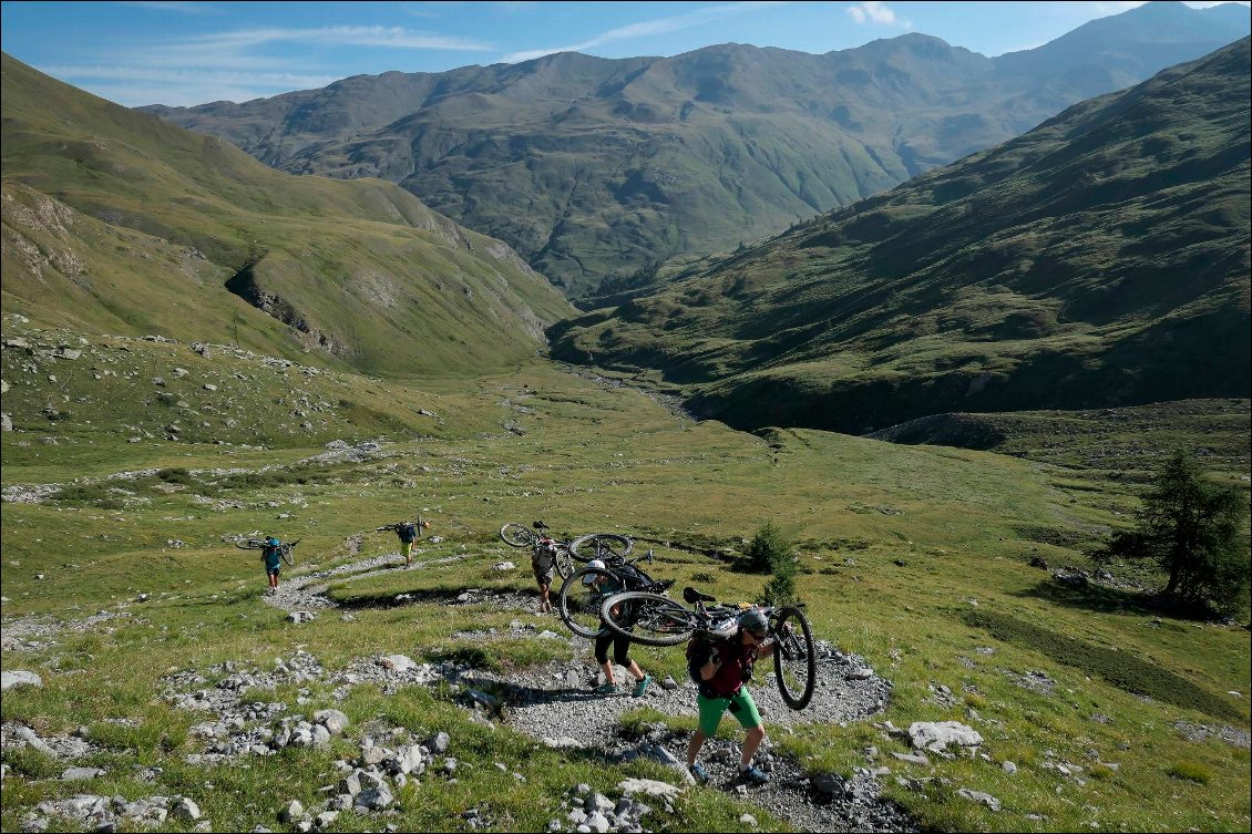 Portage vers le col de Péas.