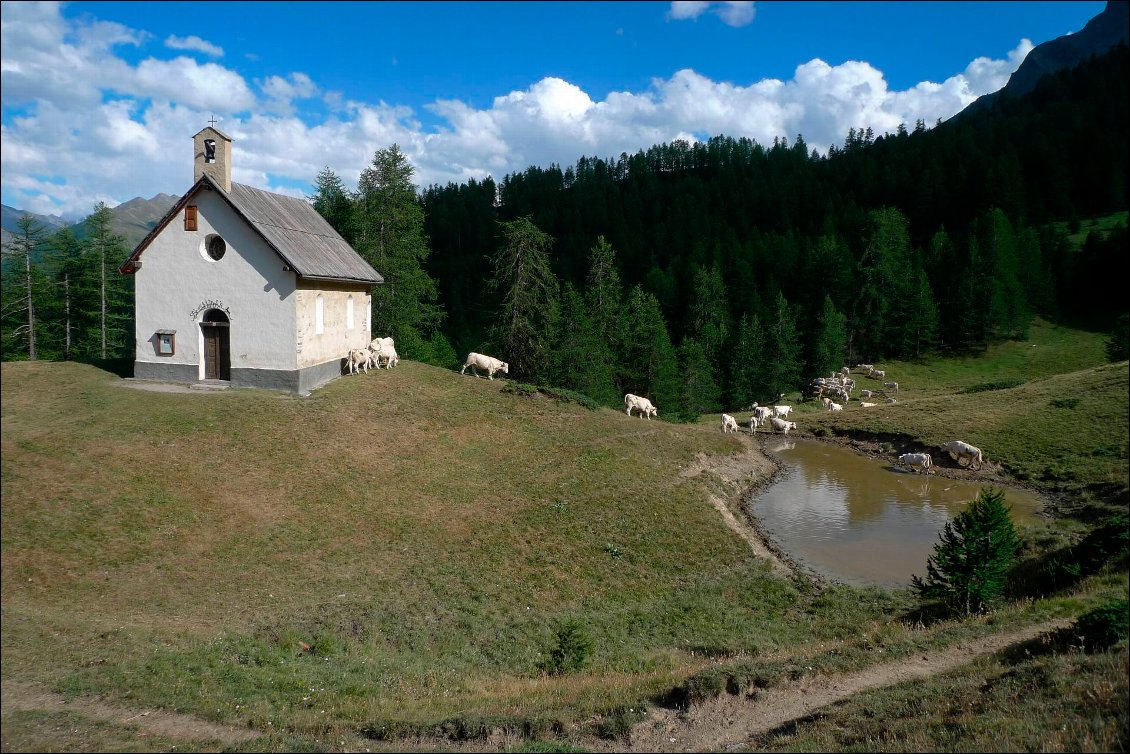 Chapelle St Simon, après le col des Prés Fromage.