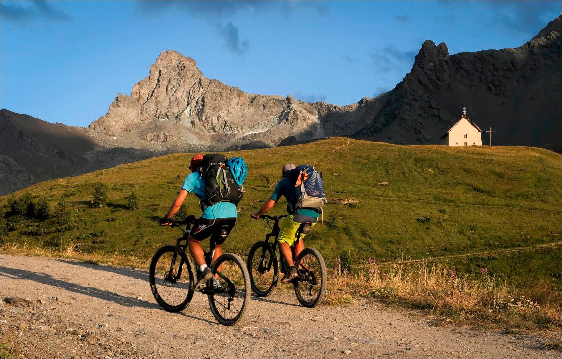 La chapelle de Clausis est à portée de roue. Au fond, la tête des Toillies nous surplombe majestueusement.