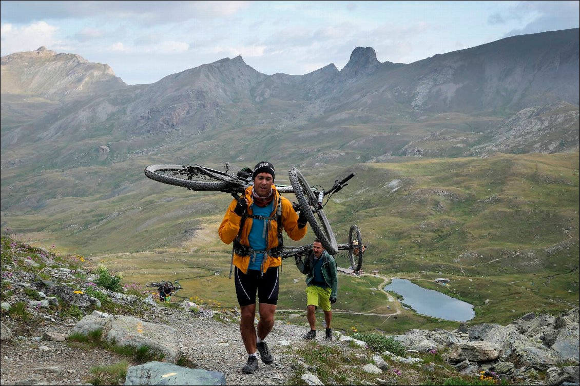 Portage vers le col de la Noire. En contrebas, le refuge de la Blanche.