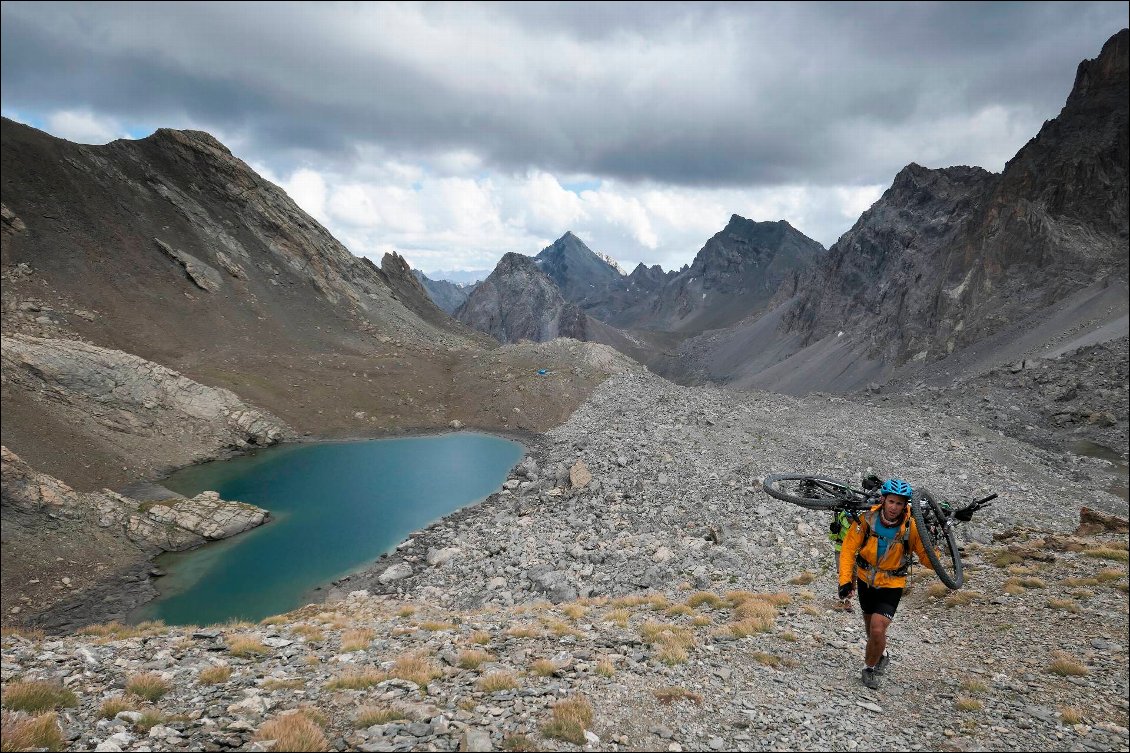 Non loin du col de la Gypière : on devine l'abri-refuge Barenghi en bordure du lac Vallonasso (point bleu en hauteur au bout du lac).