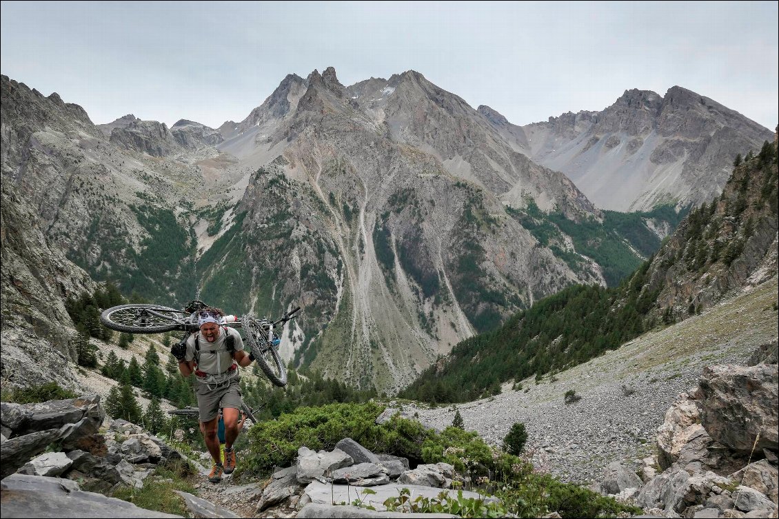 Remontée vers le col des Houerts : Vincent fait mine d'en chier alors qu'il a volontiers mis 1/2 litre de bière dans son sac !