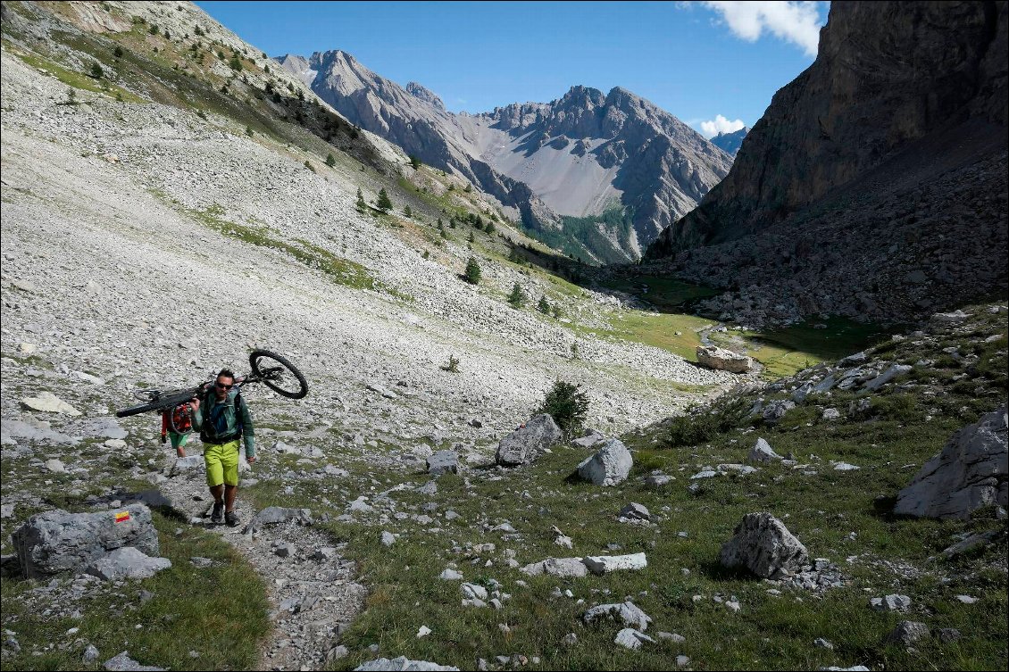 On voit le plateau en contrebas, en train de passer à l'ombre après notre pause méridienne.