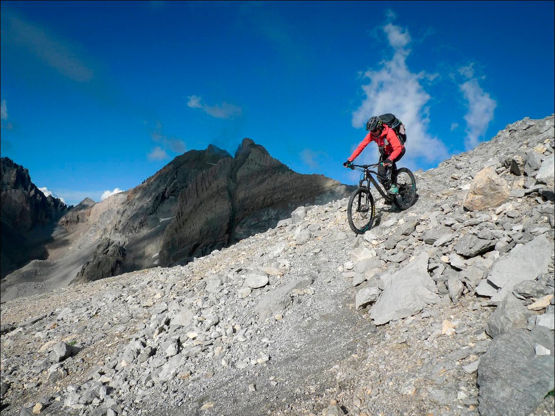 Puis on se régale dans la descente, on roule à nouveau à 3000m.