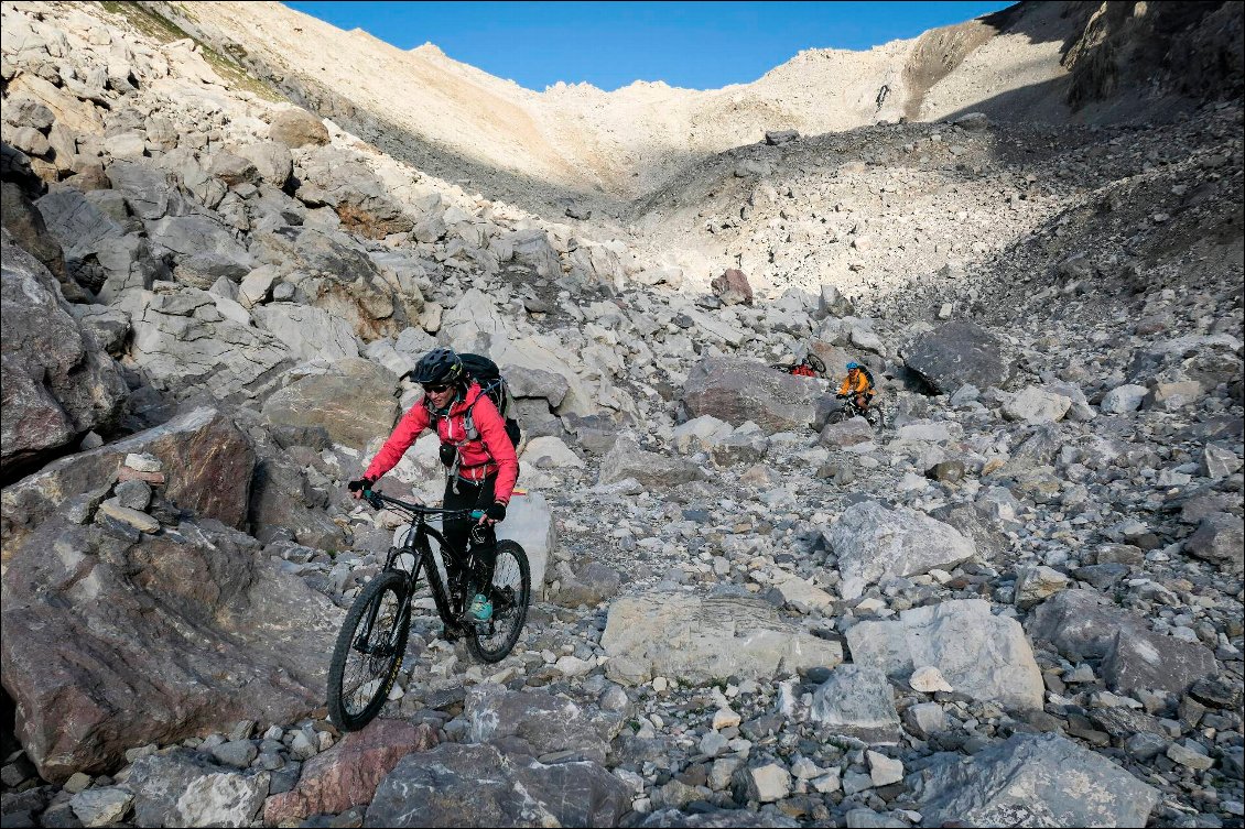 La descente du col des Houerts est plutôt... caillouteuse au début !