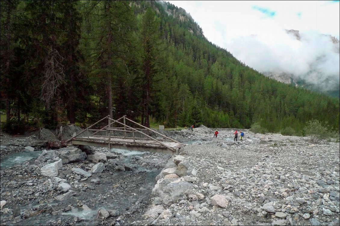 Le pont pour accéder à la cabane. En regardant bien, on croit qu'il manque un bout : eh bien non, c'est l'orage de grêle qui a creusé la rive gauche, le lit se divisant en 2 avant le pont désormais...