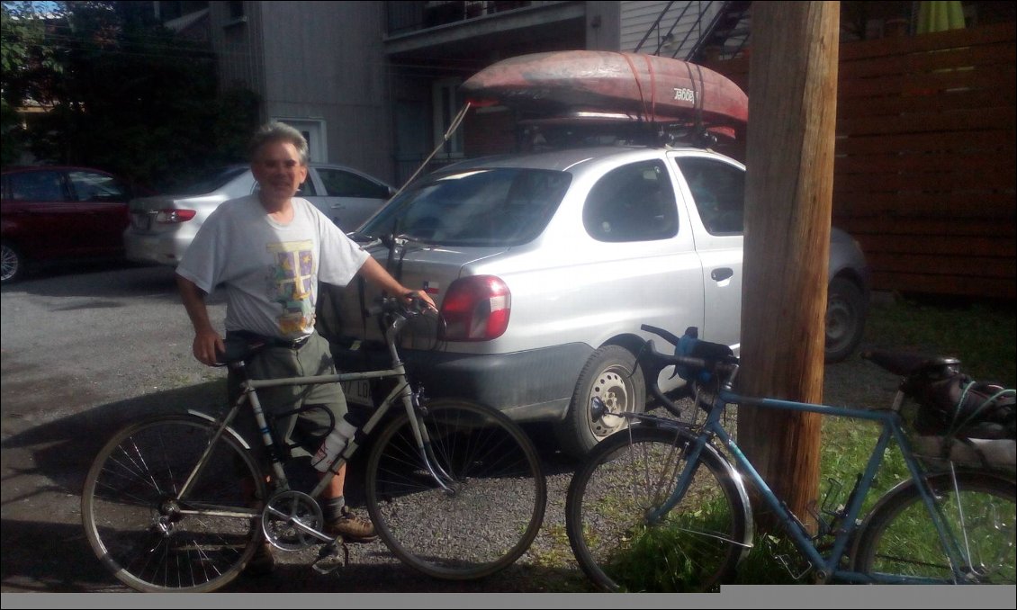 Richard, passionné de canoë et de voyages. Il finissait sa sortie club à 50km de Québec quand je l'ai croisé. Habitant à Québec, il m'a proposé de m'héberger quand j' arriverais. Il m'a offert également à manger, on est allé voir le feu d'artifice, refait un tour de vélo en ville... Bref, merci à toi Richard.