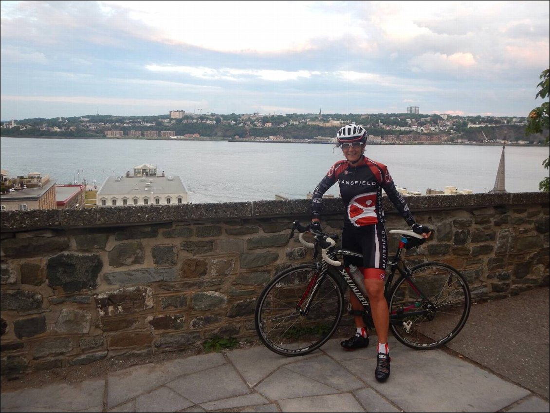 Marie-Claude, cycliste de Québec. A 30 km de la ville, je suis arrêté à un panneau quand elle me demande si j'ai besoin d'aide pour m'orienter. Finalement elle m'a conduit et fait une visite commentée de la ville jusqu'à ce que la nuit commence à tomber. Fantastique... :D
