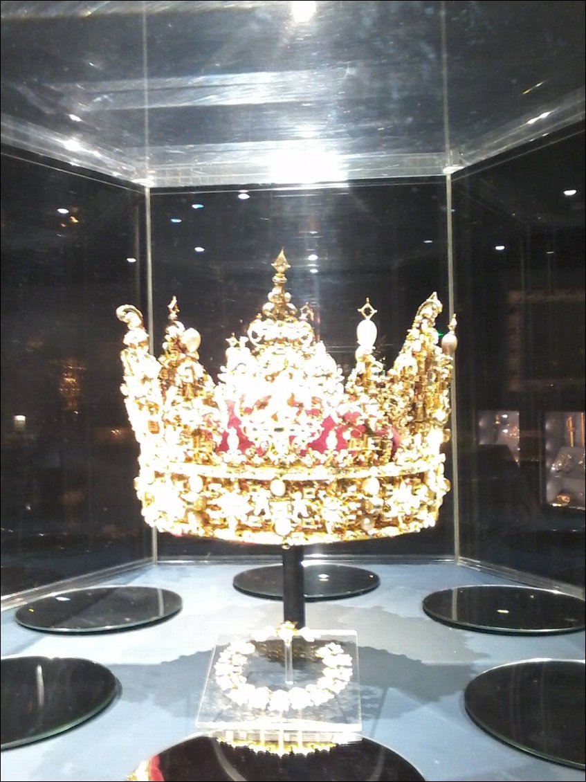 La couronne dans la salle du trésor.