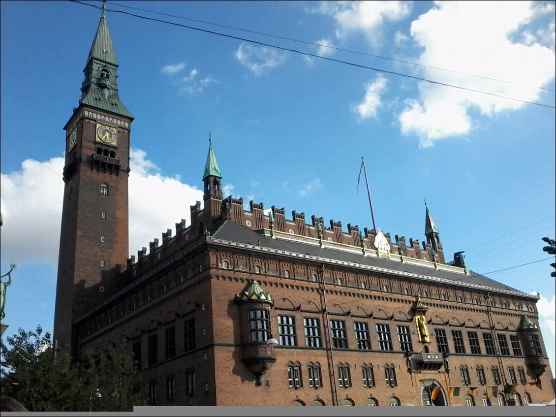 Koa c'est donc ? L'hotel de ville de Copenhague. Difficile à prendre rn photo entre les travaux sur la place et la scène de concert pour la gay prise.