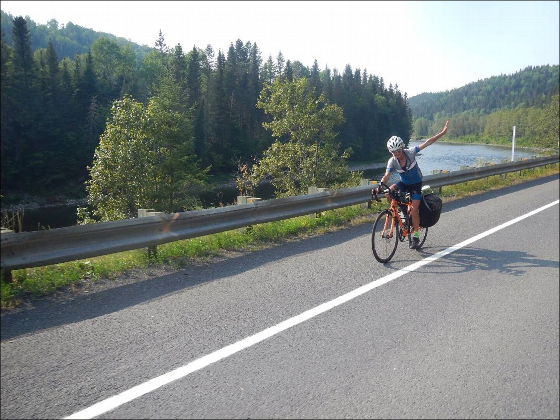 Puis à l'intérieur de la Gaspésie,
Tiens, mais qui ai-je croisé au détour d'une rue ce midi?
Ça fait plaisir de repartager ce petit bout de route avec toi Jane! :)