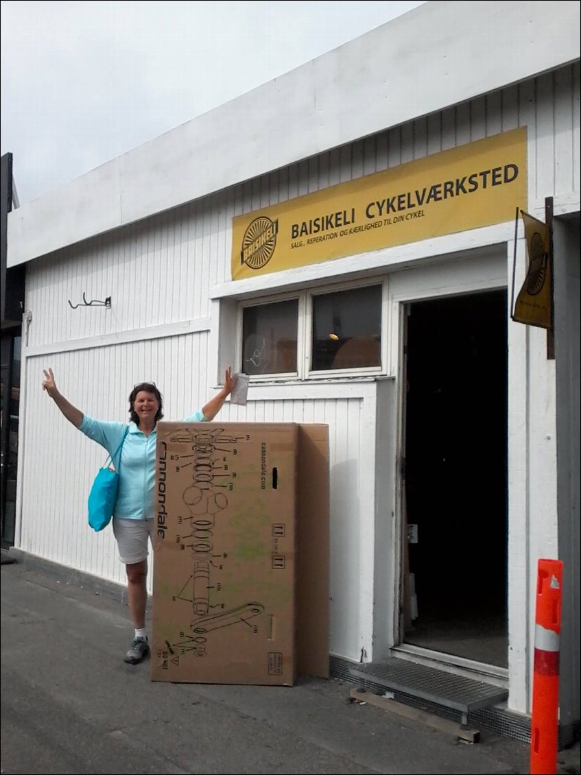 Murielle et son carton ! Victoire ! On a fini par en trouver un après avoir fait une bonne dizaine de boutiques. Galère de ramener son vélo en avion.