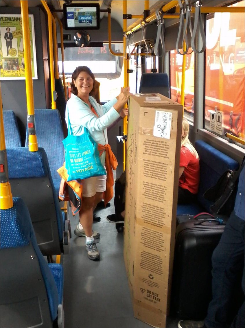 Manutention dans le bus. Le sourire est sur nos lèvres car "on a un carton".