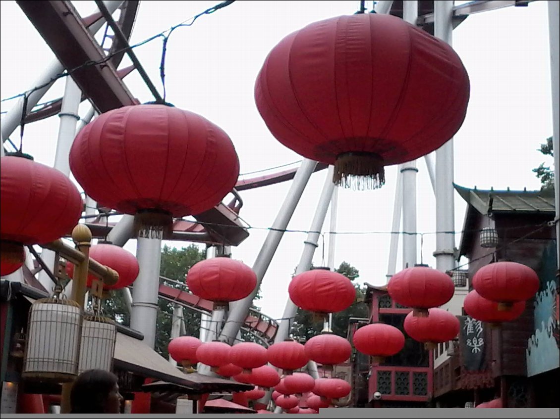 Et puis on a fait un tour à Tivoli, très ancien parc d'attraction en plein milieu de la ville. Il n'y a pas que des manèges à sensation mais aussi des restos, des scènes de concert ou de théâtre. En entrant ici on entre dans un mode féérique.