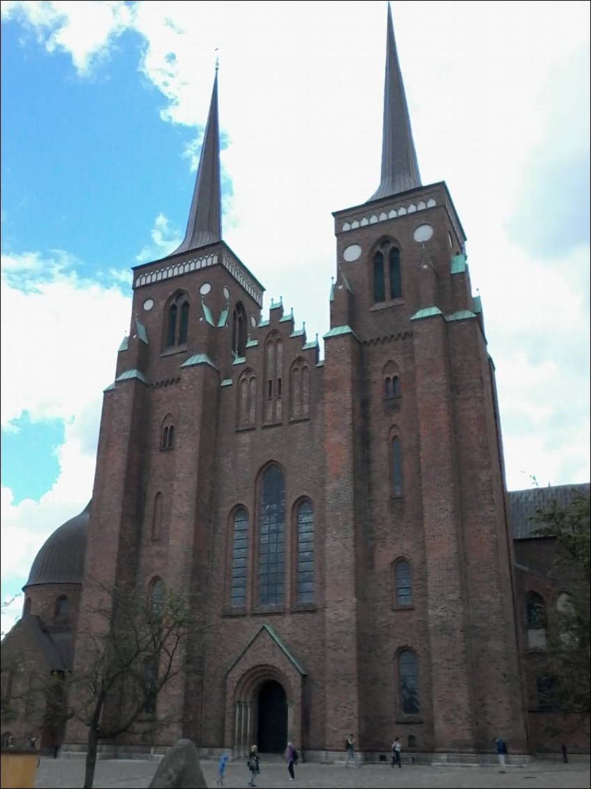 Dans la cathédrale se trouvent les tombeaux des rois et reines du Danemark.