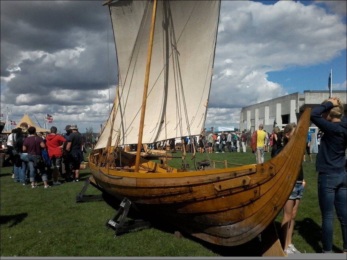 Ici, j'ai retroussé mes manches. Ça m'a rappelé mes hivers d'atelier aux glénans (mais j'ai plus l'habitude des bateaux en plastique). J'ai percé et riveté des bordées en bois.