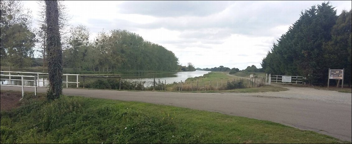 Le Canal de la Martinière. Tres roulant jusqu' à Paimboeuf (Jolies sculptures). Ensuite, on tourne dans la campagne avant d'atteindre le pont de Saint Nazaire.