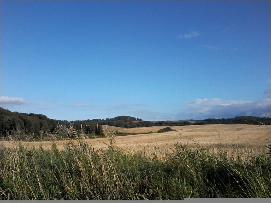 Le ciel se dégage en allant vers l'extrémité Est. Les collines se font plus pentues.