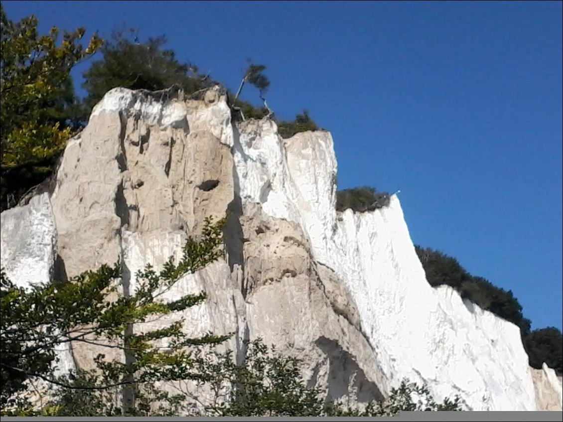 Au matin je m'arrête aux falaises de Mon, éclairées par un beau soleil d'Est.