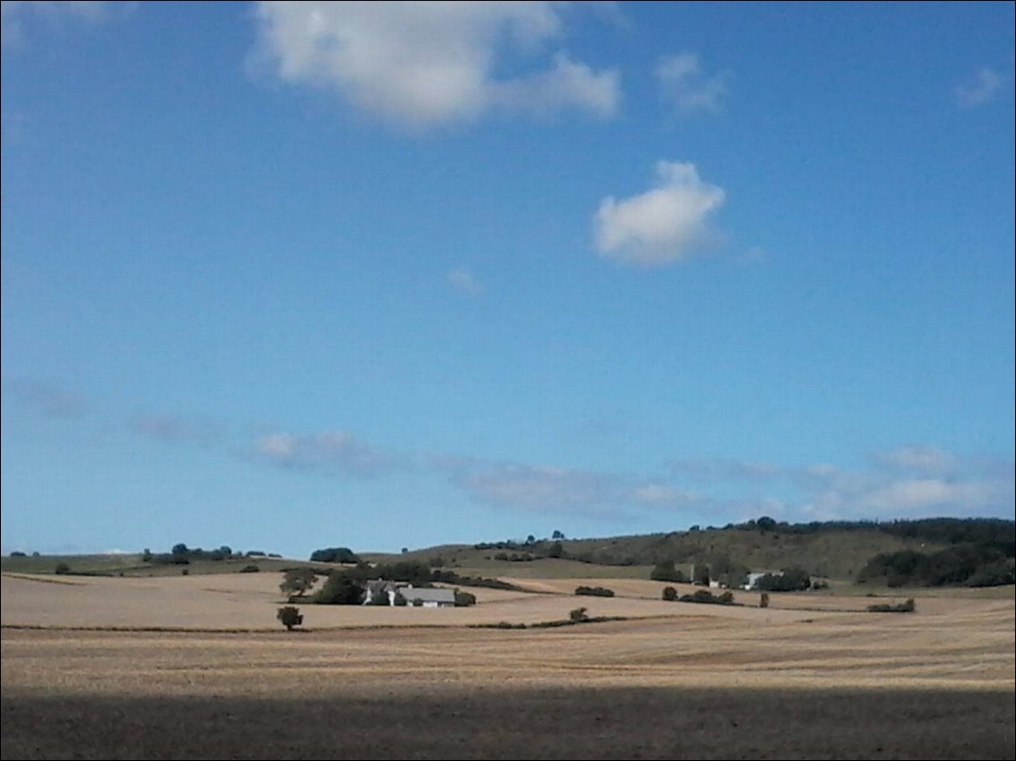 Je ressors de la forêt au début de l'après midi et roule dans la campagne.