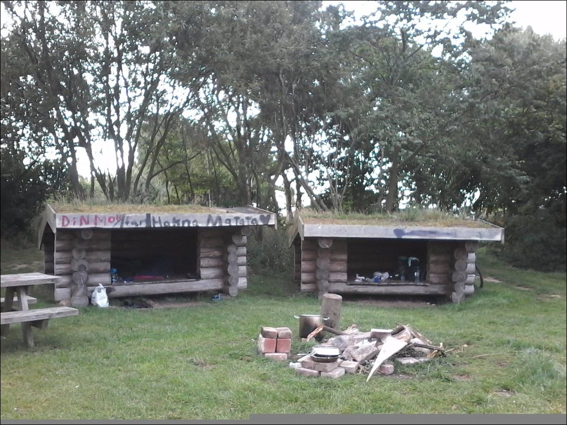 Après avoir longé toute la côte Sud de Mon, je traverse un pont pour la petite île de Bogo. Je trouve à nouveau un shelter juste à côté du bac que je prendrai le lendemain. Un groupe d'italiens me rejoignent bientôt. Feu de camp, pasta, bières et franche rigolade. La soirée passe vite. Je me lève tôt pour prendre la 1ère rotation du bateau. Je boucle mes sacoches dans la cabane de droite. Mais chutttt... ne réveillez pas un italien qui dort ...