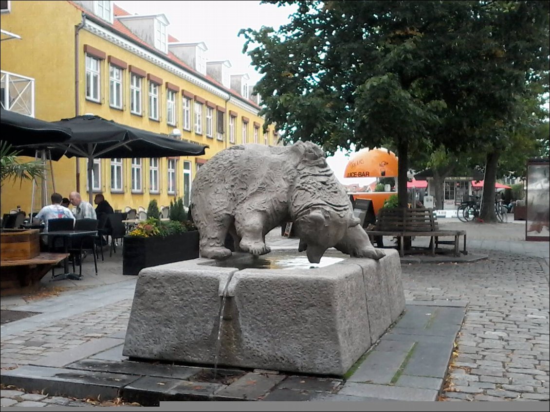 Koa c'est donc ? (indice : c'est à Nykobing) Aïe aïe aïe, je ne me rappelle plus. Je sais qu'il y a une relation avec l'expression "to bear witness" : témoigner. Serait ce un jeu de mot sculptural ?