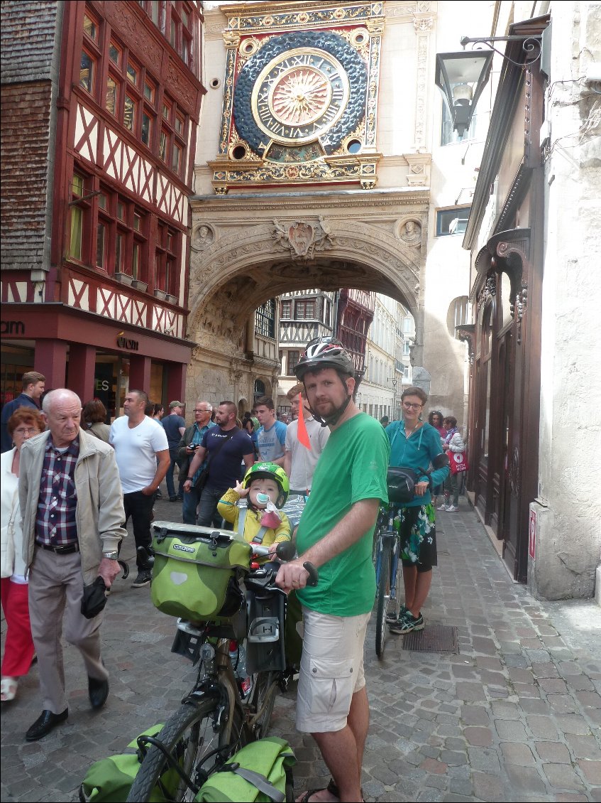 Pas facile de se frayer un chemin dans la foule avec le vélo et la remorque !