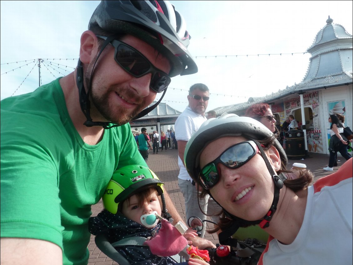 Les cyclistes devant le Brighton Pier !