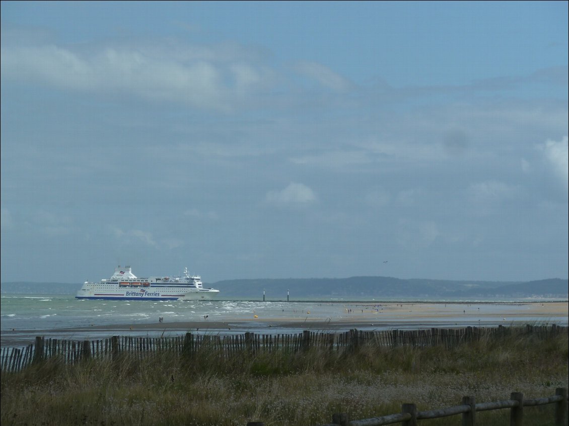 Le ferry qui semble venir s'échouer sur la plage à Ouistreham
